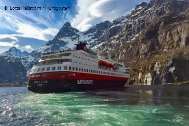 Außenansicht der MS Polarlys im Trollfjord in Norwegen an einem leicht bewölkten Tag.