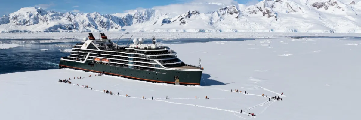 Expeditionskreuzfahrten mit Seabourn Die Seabourn Pursuit "landet" in der Antarktis. Die Kreuzfahrtgäste können auf dem Eis an Land gehen.