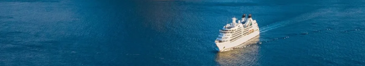 Eines der Luxuskreuzfahrtschiffe von Seabourn in der Karibik. Aufgenommen aus der Luft.