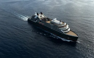 Das Luxuskreuzfahrtschiff Seabourn Pursuit der Reederei Seabourn im offenen Gewässer aus der Luft fotografiert.