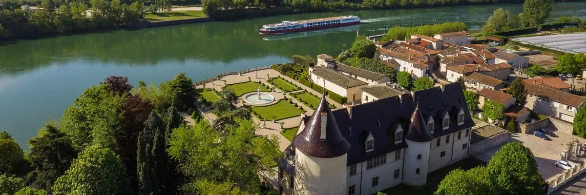 Seitenansicht der BIJOU DU RHÔNE hinter dem Château d