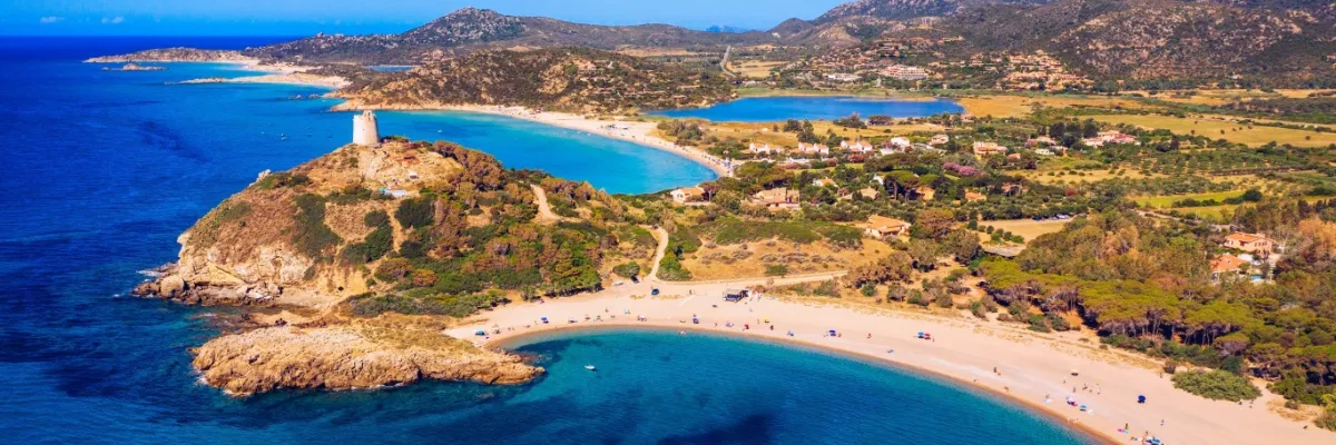 Torre di Chia an der Südküste Sardiniens. Daneben die Strände Su Portu und Sa Colonia.