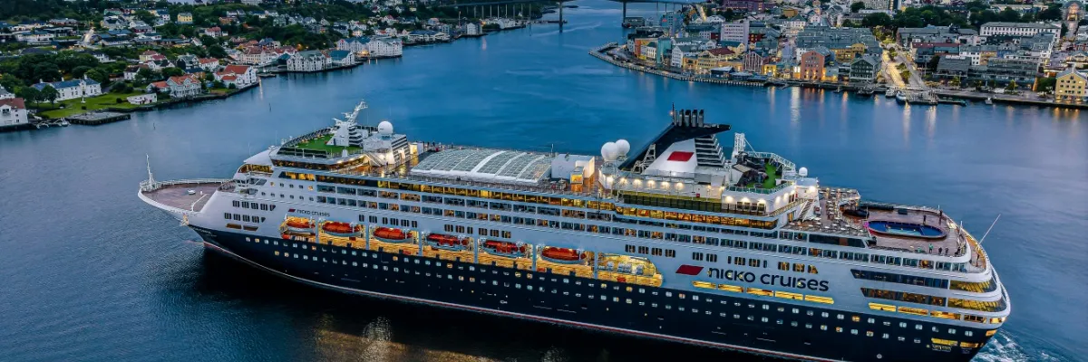 Seitenansicht der VASCO DA GAMA im Hafen von Kristiansund, Norwegen.
