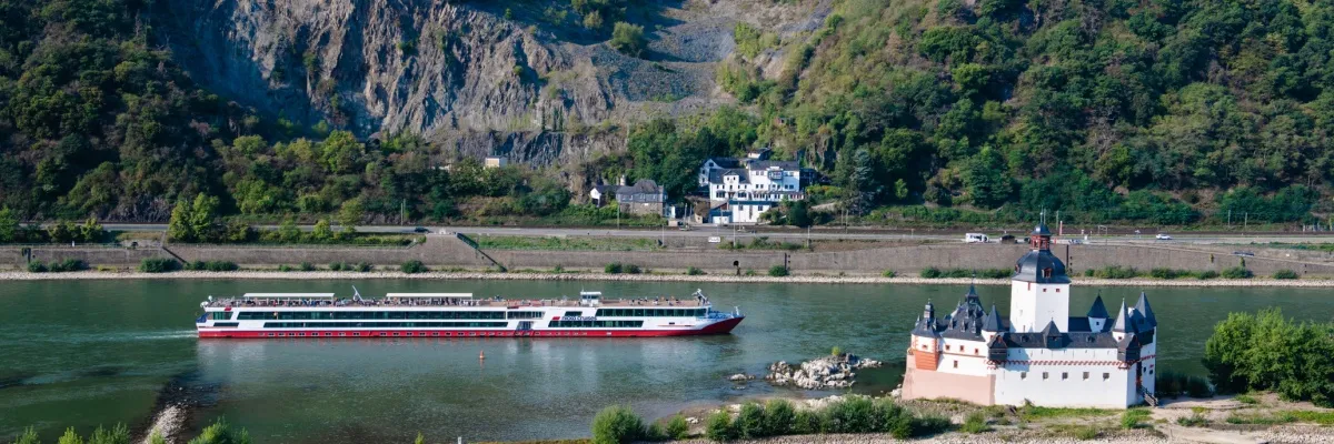 Seitenansicht von MS RHEIN SYMPHONIE, die auf dem Rhein an Burg Pfalzgrafenstein bei Kaub vorbeifährt