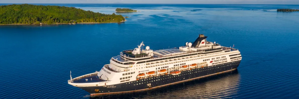 VASCO DA GAMA von seitlich vorne vor einer Inselgruppe in der Südsee.