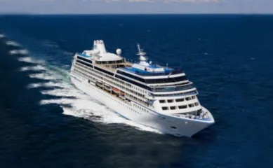 Die Azamara Journey, ein Schiff von Azamara Cruises, auf offener See.