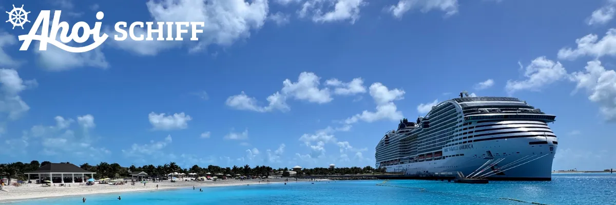 MSC World America am Anleger von Ocean Cay - MSC Marine Reserve. Oben links das Logo von Ahoi-Schiff.de in weiß