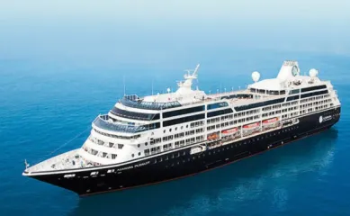 Die Azamara Pursuit, ein Schiff der Azamara Flotte, auf offener See an einem schönen Tag.