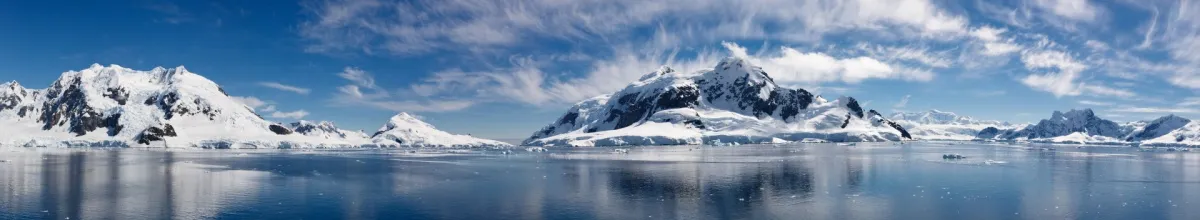 Polarexpeditionen Eine Eislandschaft in der Arktis. Gletscher und Eisberge ragen aus dem Meer.