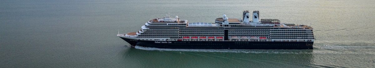 Die Nieuw Amsterdam schippert über das offene Meer fotografiert aus der Seitenperspektive.