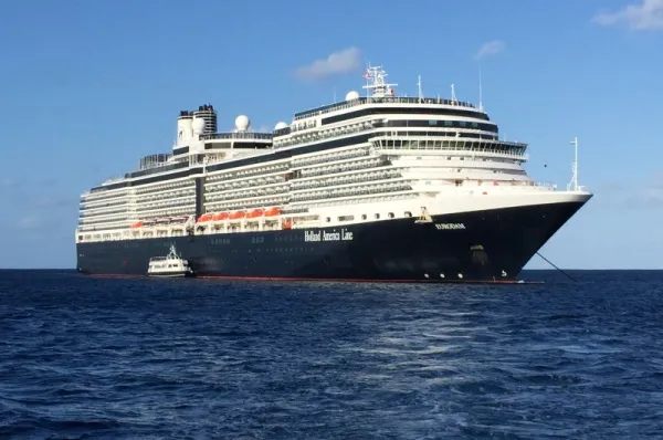 MS Eurodam Die MS Eurodam auf dem offenen blauen Meer unter blauem Himmel.