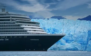 Die MS Oosterdam vor eisigen Gletschern auf dem Meer.