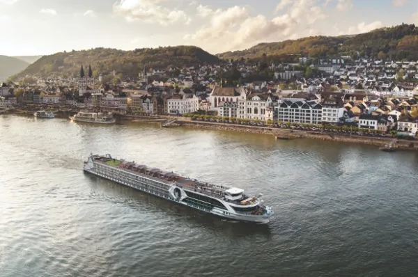 Thurgau Edelweiss Die Thurgau Edelweiss schippert über dem Rhein, im Hintergrund Altstadthäuser und Gebirge.
