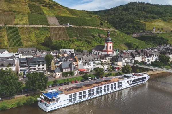 Thurgau Travel Reederei Das Schiff Antonio Bellucci vor einer Altstadt und Weinbergen am Fluss.