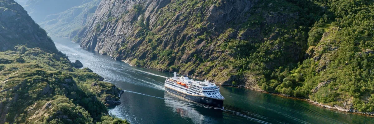 Ein Schiff von Havila Voyages fährt emissionsfrei durch den Trollfjord in Norwegen.