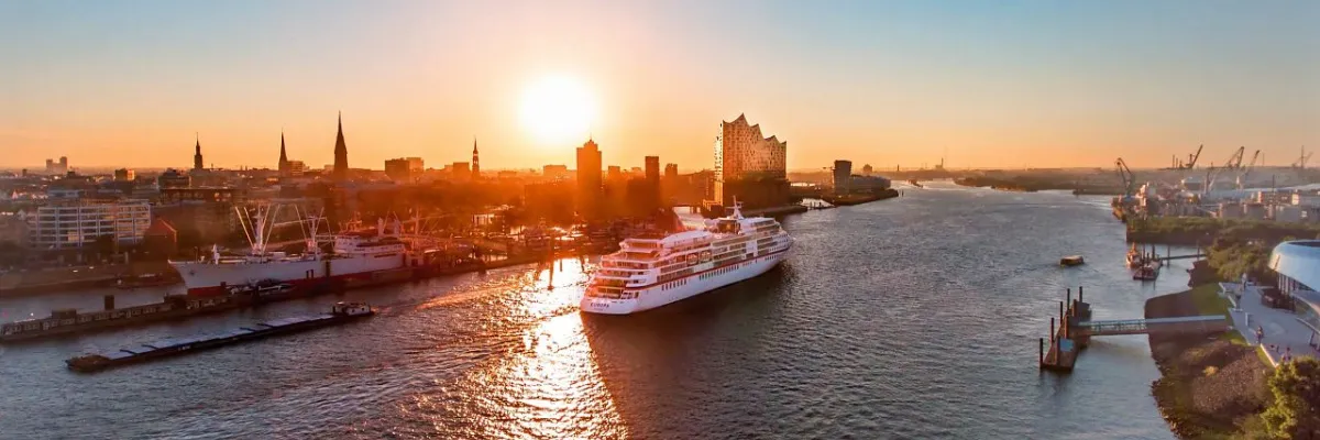 Die MS Europa von Hapag-Lloyd, wie sie den Hafen von Hamburg verlässt, auf Kurs zum Tipp der Woche.