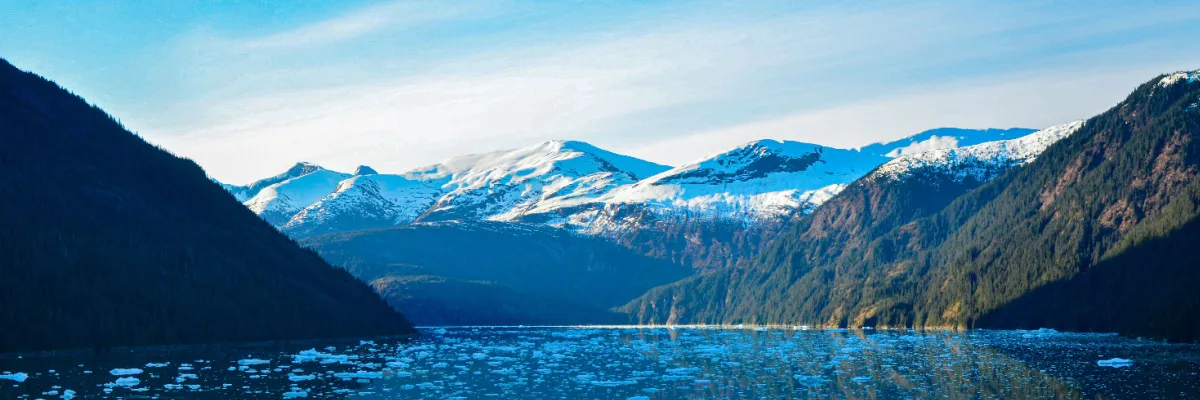 Ausblick über einen Bergsee in Alaska mit zahlreichen kleinen Eisschollen - Ihre Möglichkeit diese Woche im Tipp der Woche.