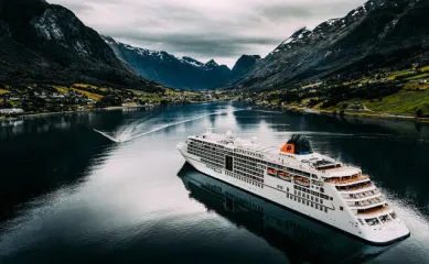 Hapag-Lloyd Cruises - Tipp der Woche: Diesmal mit Expeditionskreuzfahrten und Kreuzfahrten entlang britischer und irischer Gewässer. Ein Schiff der HANSEATIC Expeditionsklasse in den zerklüfteten Gewässern Schottlands.