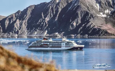Ein Schiff der HANSEATIC Expeditionsklasse in den rauen Gewässern Alaskas.