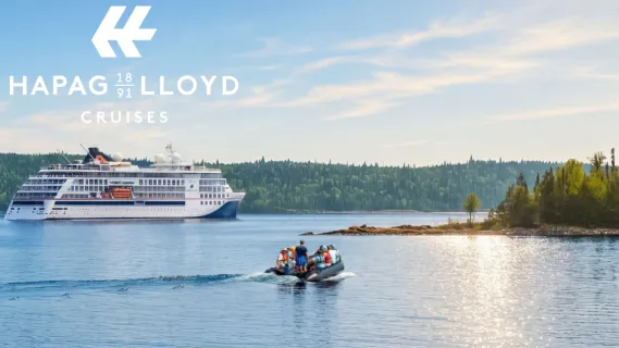 Hapag-Lloyd Cruises – Exklusive Kreuzfahrten in die schönsten Regionen der Welt Hapag-Lloyd Cruises Schiff auf ruhigem türkisblauen Meer, gerahmt von tropischen Palmen