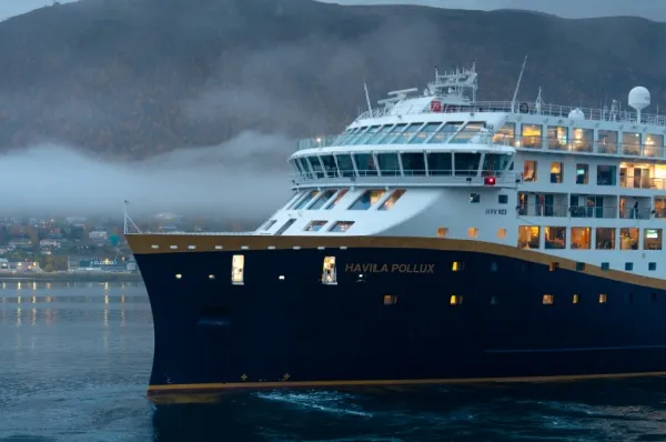 Havila Pollux in Tromsø Die Havila Pollux liegt an einem nebeligen Tag im Hafen von Tromso an.