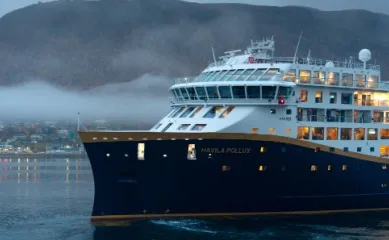 An einem nebeligen Tag ankert die Havila Pollux in Tromsø in Norwegen. Der Bug des Schiffes ist zu sehen.