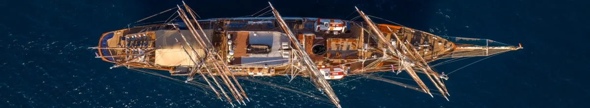 Ein Sea Cloud Segelschiff auf dem Wasser von oben fotografiert.