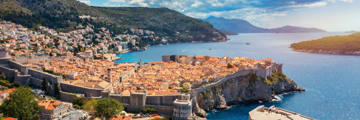 Mittelmeer-Impressionen mit Norwegian Cruise Line: Die historische Altstadt von Dubrovnik Panorama-Ansicht der von Stadtmauern umgebenen Altstadt von Dubrovnik an der blauen Adriaküste – ein Highlight auf NCL Mittelmeer-Kreuzfahrten.