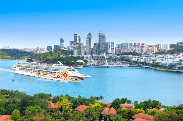 Norwegian Sun Kreuzfahrtschiff Luftaufnahme Luftaufnahme des Kreuzfahrtschiffes Norwegian Sun vor der Küste Singapurs, Symbolbild für weltweite Traumrouten.