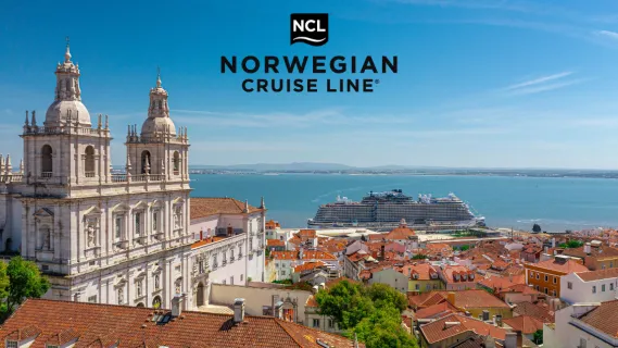 Blick über die Altstadt von Lissabon mit historischer Kirche im Vordergrund und einem Norwegian Cruise Line Schiff im Hafen des Tejo im Hintergrund.