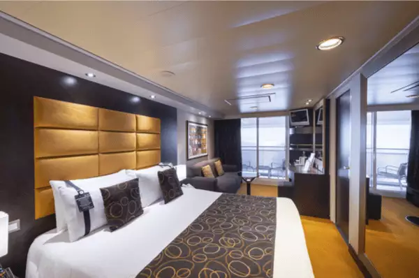MSC Fantasia Kabinenkategorie: Eine Balkonkabine mit Doppelbett und Glas-Schiebetüren zum Balkon.