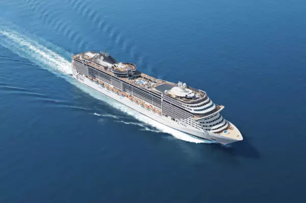MSC Fantasia auf hoher See unter blauem Himmel – luxuriöses Kreuzfahrtschiff mit MSC Yacht Club und komfortablen Kabinen