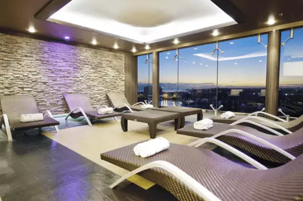 MSC Fantasia Sport und Wellness – modernes Fitnessstudio, luxuriöses Spa und Erholungsbereich an Bord des Kreuzfahrtschiffs.