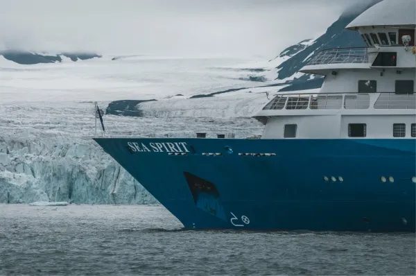 Der Bug der MS Sea Spirit vor einer Eislandschaft.