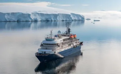 Die MS Sea Spirit unterwegs zur Antarktis, umgeben von Gletschern und Eisschollen. ©Vadim Makhorov