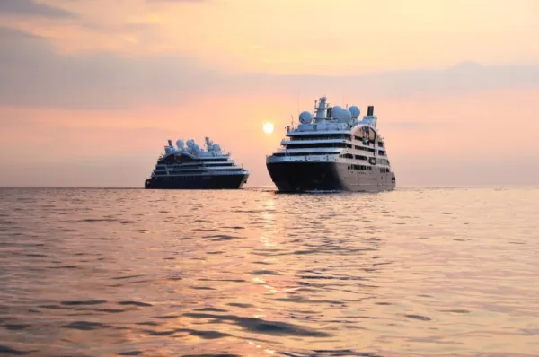 Le Champlain und Le Dumont d’Urville von PONANT im Meer bei Sonnenuntergang.
