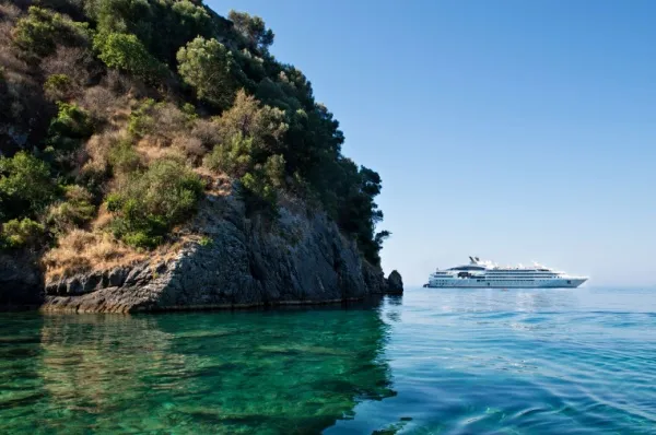 Eines der PONANT Yacht- und Expeditionsschiffe in einer Bucht bei Athen.