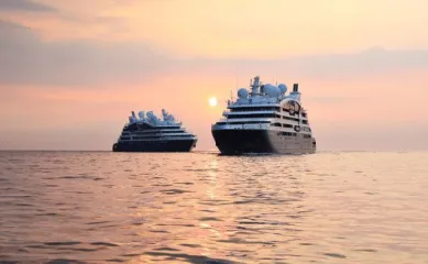 Die PONANT Explorers Le Champlain und Le Dumont d’Urville im Sonnenuntergang auf hoher See. © StudioPonant_MargotSib