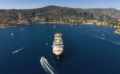Die Queen Victoria vor Villefranche, Frankreich Das Luxusschiff Cunard Queen Victoria auf hoher See während einer Weltreise.