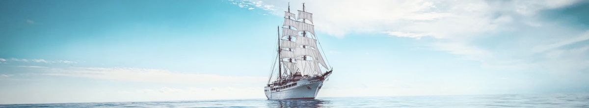 Ein Sea Cloud Segelschiff auf dem Wasser unter blauem Himmel.