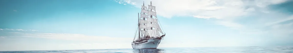 Ein Sea Cloud Segelschiff auf dem Wasser unter blauem Himmel.