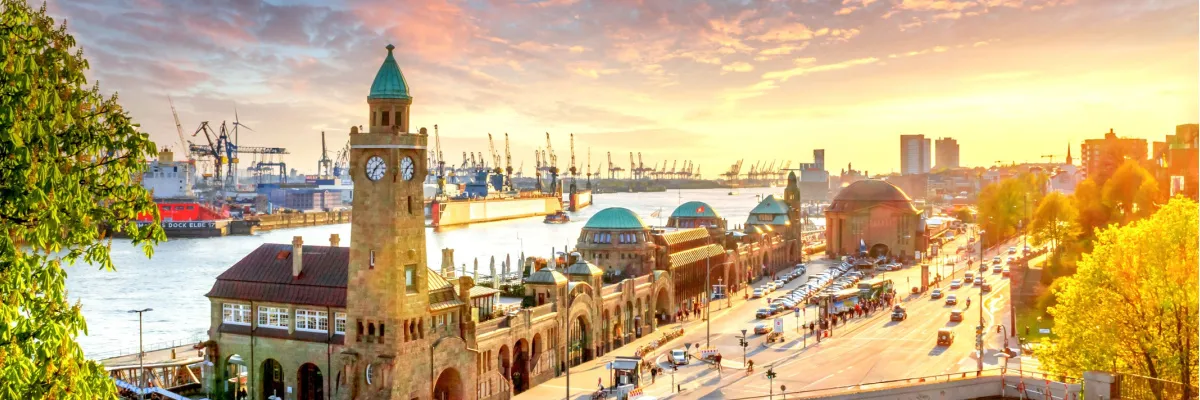 Ausblick auf den Hamburger Hafen Ein malerischer Ausblick auf den Hamburger Hafen bei Tag, Sinnbild für Ihre Möglichkeiten dank des AIDA Sommer Bonus.