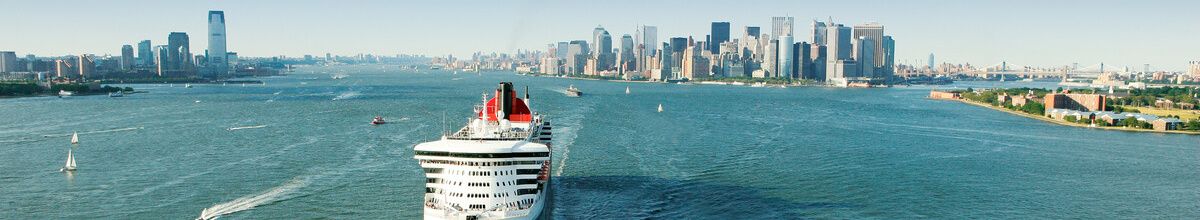 Ein majestätischer Cunard Ocean Liner fährt vor der beeindruckenden Skyline von Manhattan in den Hafen von New York ein.