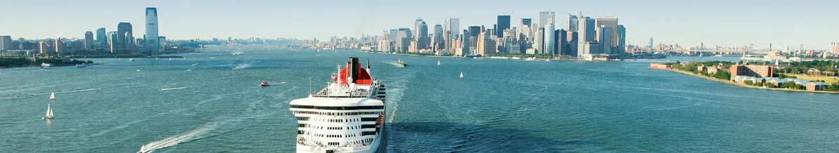 Die legendäre Transatlantik-Passage: Erleben Sie die Ankunft in New York mit der Queen Mary 2 Ein majestätischer Cunard Ocean Liner fährt vor der beeindruckenden Skyline von Manhattan in den Hafen von New York ein.