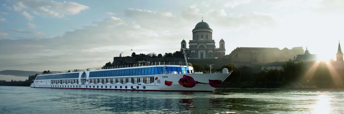 A-ROSA Flussschiff auf der Donau im ungarischen Esztergom. Im Hintergrund ist die Basilia Mariä Himmelfahrt & St. Adalbert zu sehen.