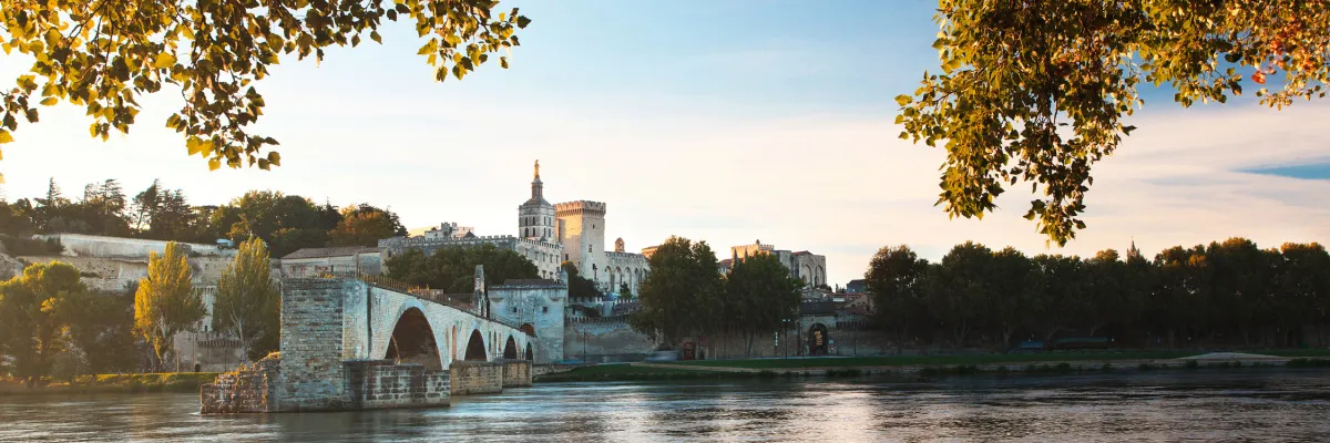 Die berühmte Brücke von Avignon (Pont Saint-Bénézet) am Ufer der Rhône im warmen Abendlicht während einer A-ROSA Flusskreuzfahrt durch Südfrankreich.