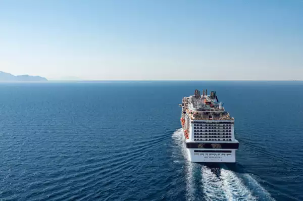 Die MSC Bellissima fährt auf hoher See Richtung Horizont.