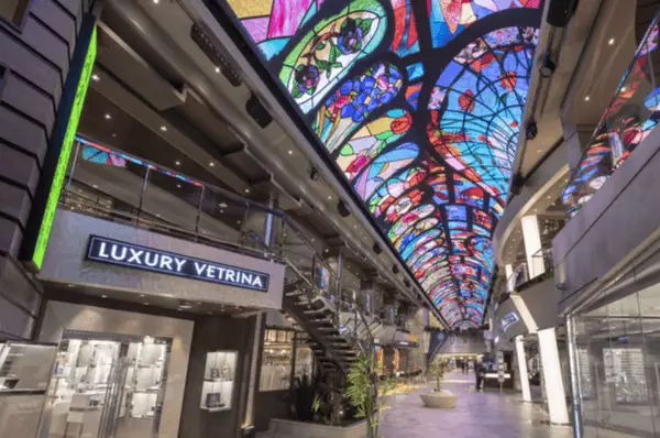 Die Mall auf der MSC Bellissima mit Geschäften und einem beeindruckenden Glasdach.