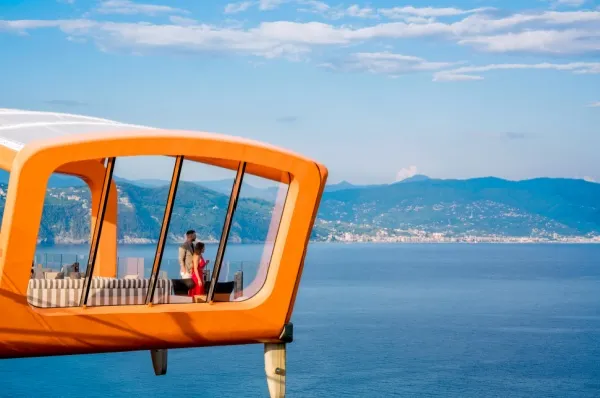 Der Magic Carpet auf der Celebrity Apex mit Aussicht auf eine europäische Küste.