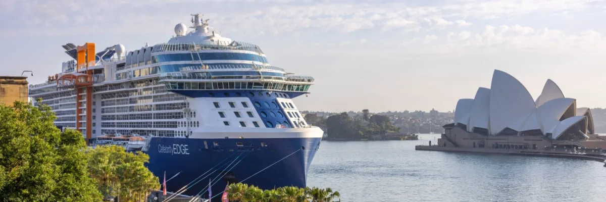 Die beeindruckende Celebrity Edge im Hafen von Sydney. Die Oper liegt im Hintergrund.